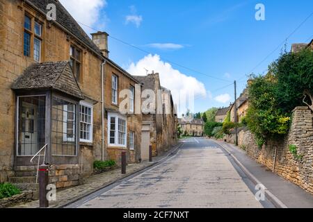 Cotswold case in pietra a Bourton sulla collina, Cotswolds, Gloucestershire, Inghilterra Foto Stock