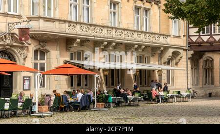 La gente sta godendo gli ultimi giorni caldi di estate nella città vecchia di Braunschweig. Molti hanno shopping e mangiare fuori sul programma. Foto Stock