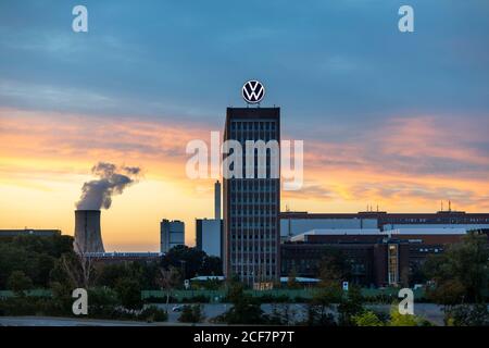 La vecchia sede della Volkswagen Corporation è un punto di riferimento visibile a Wolfsburg. La nuova sede è molto più discreta e non altrettanto importante. Foto Stock