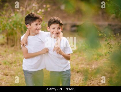 Felici i due ragazzi che si abbracciano e si guardano al parco Foto Stock