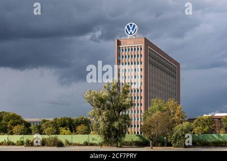 La vecchia sede della Volkswagen Corporation è un punto di riferimento visibile a Wolfsburg. La nuova sede è molto più discreta e non altrettanto importante. Foto Stock