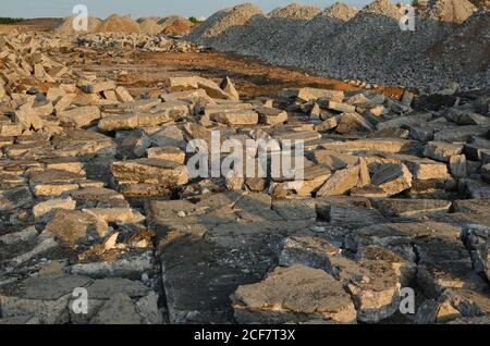 Pezzi rotti di asfalto ad un luogo di costruzione. Riciclaggio e riutilizzo di macerie di calcestruzzo frantumato, asfalto, materiale da costruzione, blocchi. Retro oncrete schiacciato Foto Stock