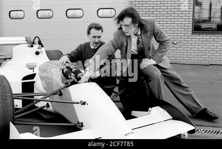 Il giovane ingegnere Simon Marshall si è piazzato a Lola Sports Cars, St Peter's Hill, Huntingdon. 09 marzo 1992. Foto: Neil Turner Foto Stock