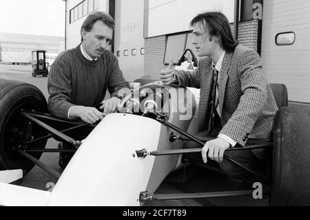 Il giovane ingegnere Simon Marshall si è piazzato a Lola Sports Cars, St Peter's Hill, Huntingdon. 09 marzo 1992. Foto: Neil Turner Foto Stock