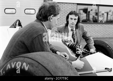 Il giovane ingegnere Simon Marshall si è piazzato a Lola Sports Cars, St Peter's Hill, Huntingdon. 09 marzo 1992. Foto: Neil Turner Foto Stock