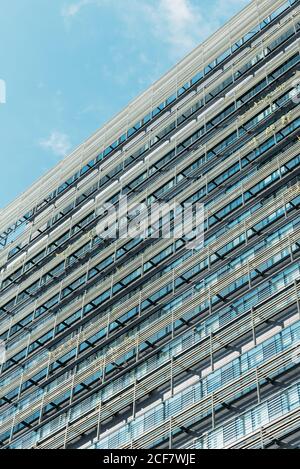 Edificio alto e moderno con una facciata in vetro e metallo. Foto Stock