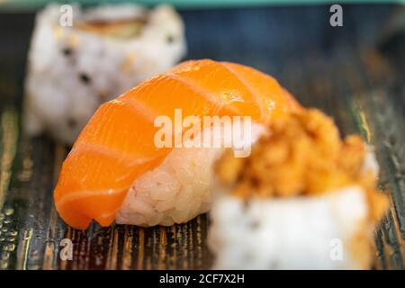 un'immagine ravvicinata di una selezione di diversi sushi stili su un piatto Foto Stock