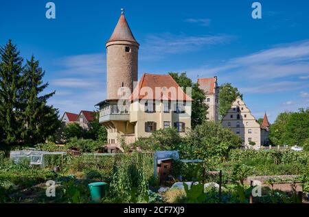 Torre Salwarten e giardini di fronte, Nördlinger Tor dietro, Dinkelsbuhl, Franconia Centrale, Baviera, Germania Foto Stock