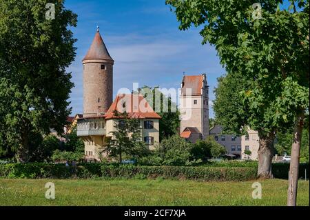 Torre Salwarten e giardini di fronte, Nördlinger Tor dietro, Dinkelsbuhl, Franconia Centrale, Baviera, Germania Foto Stock