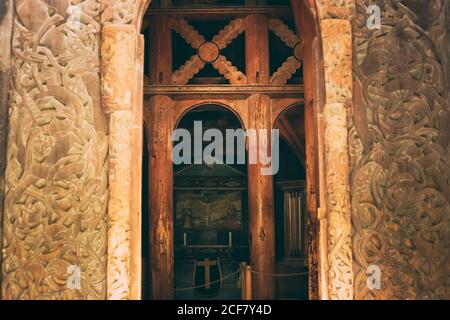 Borgund, Norvegia. Dettagli scolpiti del famoso legno norvegese punto di riferimento stavkirke. Antica chiesa in legno a tre navate Foto Stock