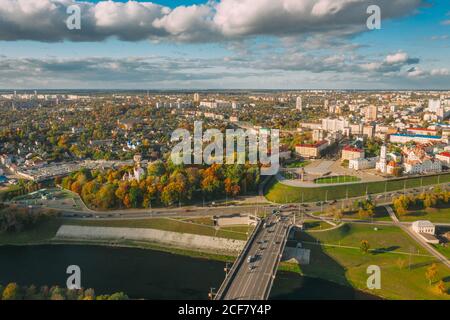 Mahiliou, Bielorussia. Il paesaggio urbano di Mogilev con il famoso punto di riferimento - il Municipio del XVII secolo. Vista aerea dello skyline in autunno. Vista dall'alto Foto Stock