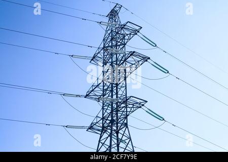 Torre di trasmissione di potenza che trasporta elettricità da diverse parti del paese Foto Stock