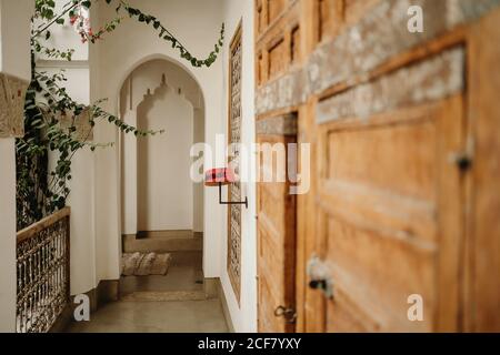 Tipico stile architettonico di una vecchia casa in pietra con alcova ad arco Sulla terrazza del cortile nella città di Marrakech in Marocco Foto Stock