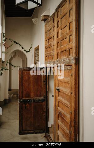 Tipico stile architettonico di una vecchia casa in pietra con alcova ad arco Sulla terrazza del cortile nella città di Marrakech in Marocco Foto Stock