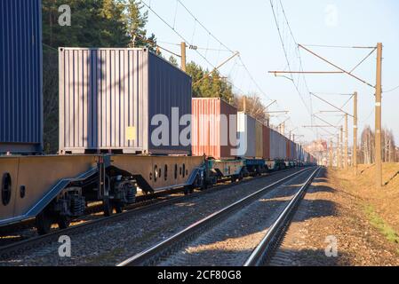 Trasporto di contenitori di carico su treno merci per ferrovia. Coronavirus ha travolti Havoc su Global Industry. L'economia globale sta andando verso una recessione t Foto Stock