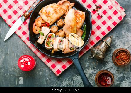 Calamari alla griglia ripieni di verdure. Deliziosa seppia ripiena Foto Stock