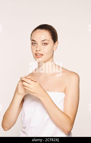 Donna felicissima che applica crema di recupero sulle mani Foto Stock