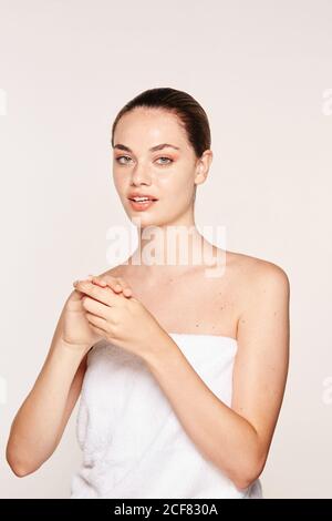 Donna felicissima che applica crema di recupero sulle mani Foto Stock