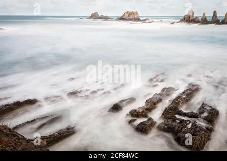 Meravigliosa costa rocciosa dell'oceano in tempo bello Foto Stock
