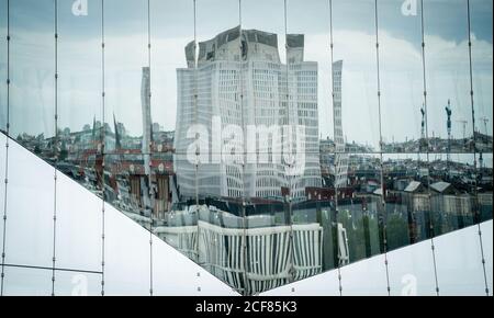 Berlino, Germania. 02 settembre 2020. Il Charite University Hospital con il suo blocco di rione si riflette in una facciata di un edificio di uffici a Berlino-Mitte. Nella clinica, il critico del governo russo Nawalny è in cura per avvelenamento. Credit: Kay Nietfeld/dpa/Alamy Live News Foto Stock