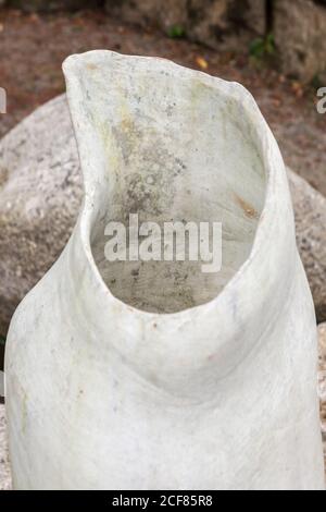 Wonky ceramica, Tremenheere sculture Gardens, Penzance, Cornovaglia, Regno Unito Foto Stock