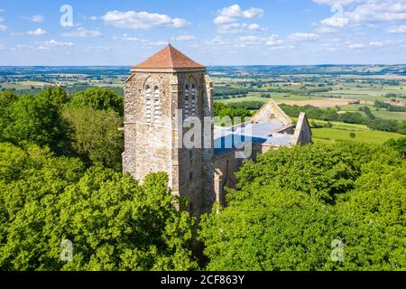 Francia, Cote d'Or, Parco Naturale Regionale del Morvan, Butte de Thil, Vic sous Thil, Chiesa di Sainte-Trinité de Thil (vista aerea) // Francia, Cô Foto Stock