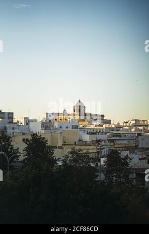 Affascinante scatto dello skyline di Chiclana de la Frontera a Cadice, Spagna Foto Stock