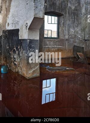 Edifici abbandonati allagati da acqua rossa a la Naya un villaggio minerario a Riotinto, Huelva Foto Stock