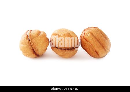 Biscotti shortbread di forme diverse con ripieno e senza isolamento su sfondo bianco Foto Stock