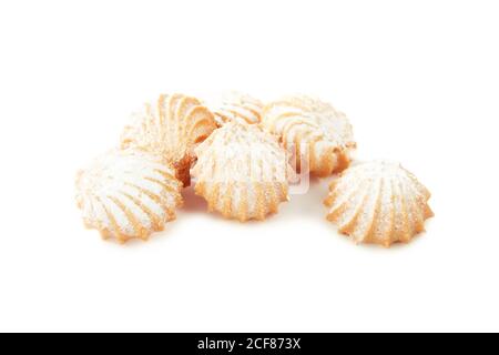 Biscotti shortbread di forme diverse con ripieno e senza isolamento su sfondo bianco Foto Stock