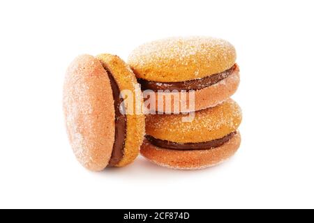 Biscotti shortbread di forme diverse con ripieno e senza isolamento su sfondo bianco Foto Stock