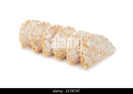 Biscotti shortbread di forme diverse con ripieno e senza isolamento su sfondo bianco Foto Stock