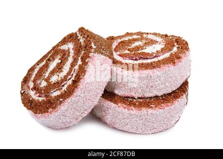 Fette di dolce torta di rotolo isolate su sfondo bianco Foto Stock