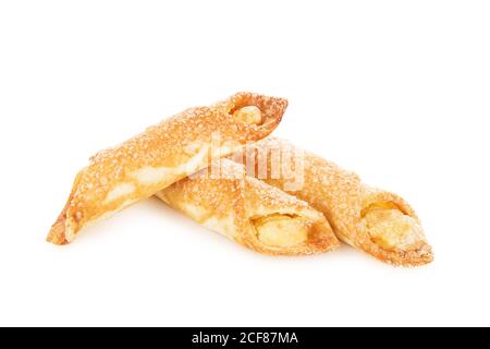 Biscotti dolci con ripieno di cagliata isolato su fondo bianco Foto Stock