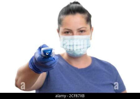 Modello di donna adulta che indossa guanti monouso medici o chirurgici e. maschera facciale che punta il termometro laser sullo schermo isolato su bianco sfondo Foto Stock