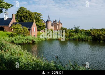 Castello di Muiderslot vicino Amsterdam - Olanda, Muideslot durante l'estate nei Paesi Bassi Foto Stock