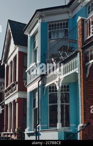 Londra, UK - 20 agosto 2020: Vista ad angolo basso delle tradizionali case a schiera a Crouch End, una zona nel nord di Londra tradizionalmente favorita dai creativi Foto Stock