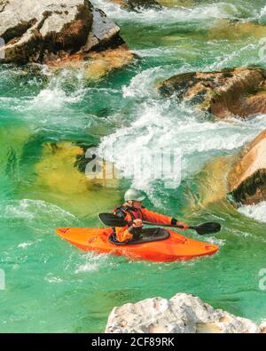 Uomo sportivo in kayak sul fiume Ssoca in slovenia Foto Stock