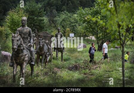 (200904) -- HANZHONG, 4 settembre 2020 (Xinhua) -- i turisti visitano l'antica città di Huayang nella provincia di Shaanxi della Cina nord-occidentale, 17 luglio 2020. Il 23 maggio 1981, gli ultimi sette stambecchi crestati selvaggi sono stati trovati nella contea di Yangxian. Al fine di proteggere Ibis crestato, il governo locale incoraggia gli agricoltori a non utilizzare fertilizzanti e pesticidi chimici nei terreni agricoli degli habitat crestati Ibis. Yangxian aveva scelto l'industria biologica come un modo per risolvere la contraddizione tra la protezione dell'ambiente ecologico e l'ibis e l'economia in via di sviluppo. Prendendo la strategia 'organica', Yangxian t Foto Stock