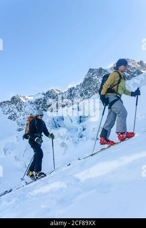Sciatori durante la salita nella regione del ghiacciaio impreesive Foto Stock