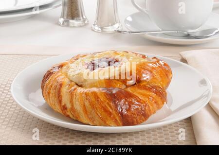 Un rotolo di formaggio danese con gelatina di lampone Foto Stock