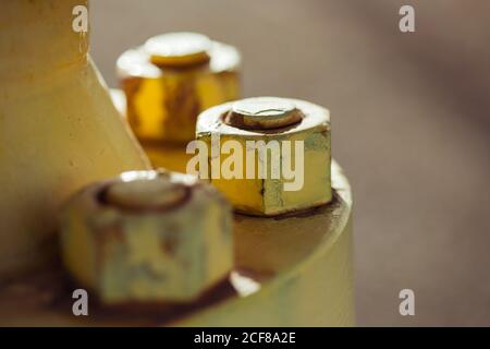 Rifare le flange di collegamento dei giunti in acciaio con bulloni e dadi sul tubo che trasferisce i liquidi in fabbrica Foto Stock