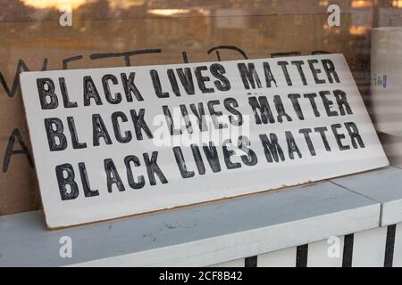 Black Lives Matter, firma sulla finestra aziendale nel quartiere Kallio di Helsinki, Finlandia Foto Stock