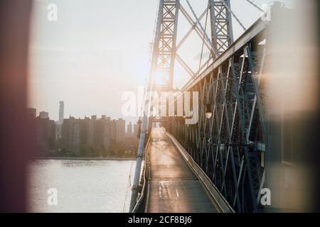 Dall'alto di vuoto sentiero pedonale di collegamento ponte urbano centro e quartiere Foto Stock