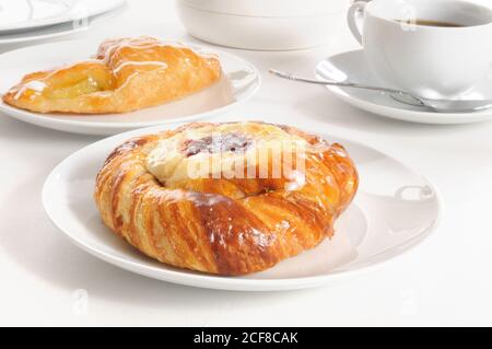 Un formaggio danese con gelatina di lampone e un croissant di mele Foto Stock