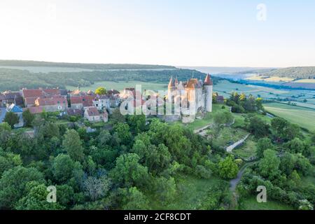 Francia, Cote d'Or, Chateauneuf, etichettato Les Plus Beaux Villages de France (i più bei villaggi di Francia), vista generale del viilage (aeria Foto Stock