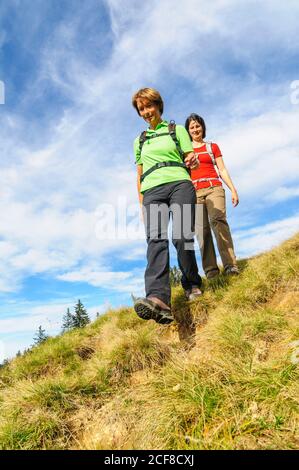 Escursionista nelle Alpi di Allgäu in una bella giornata ottobre Foto Stock