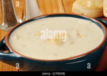 Primo piano di una ciotola di zuppa di molluschi in stile New England Foto Stock