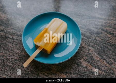 Vista dall'alto del delizioso papsiclo di frutta posto sul tavolo Foto Stock