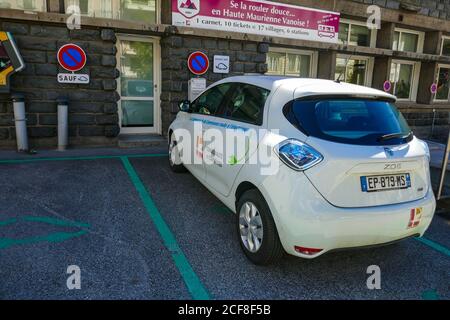 Auto elettrica Renault Zoe presso la stazione di ricarica per auto elettriche, Modane, Maurienne, Francia Foto Stock